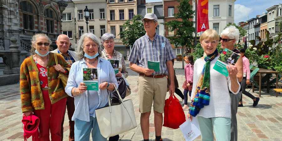 Borgerhoutse senioren aan het districtshuis met een wandelzoektochtbrochure Borgerhoutse senioren aan het districtshuis met een wandelzoektochtbrochure